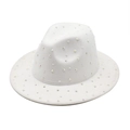 Dettaglio di un cappello fedora bianco decorato con strass colorati e cangianti brillanti - Bianco