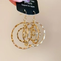 Detaillierte Nahaufnahme goldener, mehrlagiger Wellenohrringe mit Metalltextur - Gold