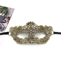 Elegante máscara de encaje dorado para mascarada con cintas negras en fondo blanco - Corazón de Flor (JS-018)