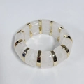 Bracelet élastique en blocs de résine marbrée blanche et accents métalliques dorés - Blanc texturé