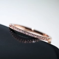 Gros plan d'une bague alliance sertie de cristaux brillants avec finition or rose - US 6 / Or rose