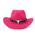 Détail d'un chapeau de cowboy rose avec bande ethnique tissée et tête de taureau argentée - M (56-59cm) / Rose Rouge Tête de Taureau Ethnique