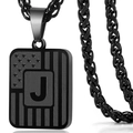 Dettaglio collana dog tag nera con bandiera americana e lettera J incisa al centro - Lettera U
