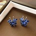 Dettaglio ravvicinato di orecchini a farfalla in argento con zirconi blu e scatolina - Blu (Perno in Argento - Orecchini a Bottone a Farfalla in Zircone Blu)