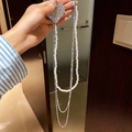 Vue détaillée du collier de perles multicouche avec un grand pendentif cœur en strass - Chaîne Longue Cœur de Perle Argentée (63#)