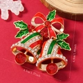 Broche double cloche de Noël avec nœud rouge et feuilles de houx sur fond en feutre rouge - Double Cloches (WBR284)