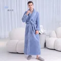 Peignoir long et épais en peluche pour homme bleu mer avec passepoil blanc et ceinture - M / Style Homme / Bleu de mer