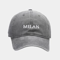 Dettaglio frontale del ricamo MILAN su cappellino da baseball vintage grigio lavato - Regolabile / Grigio