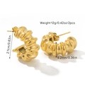 Dettaglio degli orecchini a C placcati in oro 18k con texture a coste e dimensioni - Oro a Costine