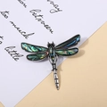 Dettaglio di una spilla a libellula con guscio di abalone iridescente e base in argento - Stile 7-Abulone