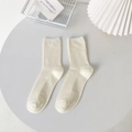 Calcetines japoneses de algodón acanalado blanco crema en una escena de estilo minimalista - crema