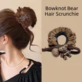 Dettaglio elastico marrone con decoro orsetto leopardato e morbida pallina peluche - Marrone