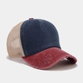 Dettaglio cappello trucker in mesh con visiera bordeaux e corona in denim blu - Stile Invecchiato con Cuciture / Blu Navy e Rosso Vino