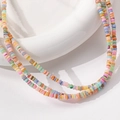 Collana multistrato di perline colorate esposta su un supporto bianco elegante - 1 Pezzo / Colore Misto Vibrante