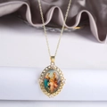 Dettaglio della collana placcata in oro con pendente colorato della Vergine Maria e Giuseppe - Trio della Sacra Famiglia (5)