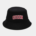 Gros plan détaillé du chapeau bob en toile noire avec l'inscription QUEEN brodée - M (56-58cm) / Noir