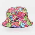 Chapeau bob avec imprimés de monstres colorés sur un fond blanc impeccable - M (56-58cm) / Imprimé Monstres de Dessin Animé (#02)