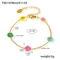 Detail van de kleurrijke glazen kralenarmband met roestvrijstalen gouden schakels - Bloemen Armband (TXE197)