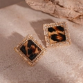 Détail macro de boucles d'oreilles carrées en résine léopard avec incrustation de zircone - Tige en Argent - Boucles d'Oreilles Clous Carrées Zircone Imprimé Léopard
