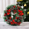 Klassischer Weihnachtskranz mit roten Weihnachtssternen, Beeren und verschneiten Nadeln - Drei Rote Blumen Stil