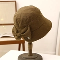 Dunkelbrauner Fischerhut aus strukturiertem Stoff mit Schleife und Metall-Logo - M (56-58cm) / Camel
