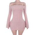 Detail van de roze gebreide jurk met blote schouders en lange mouwen met pluizige textuur - XL / Roze