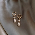 Detalle de pendientes de perlas barrocas de agua dulce sobre fondo de seda suave - Estilo Pendiente de Aro con Perla de Agua Dulce