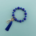 Dettaglio portachiavi a bracciale con perline blu, accenti dorati e nappina coordinata - Blu Reale