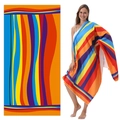 Mikrofaser-Strandtuch mit lebendigem Regenbogen-Wellenmuster, von Model getragen - 80*160cm / Bunte Streifen