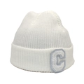 Détail du bonnet blanc en maille côtelée avec un grand patch lettre C en chenille - M(54-58cm) / Blanc