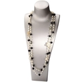 Dettaglio collana di perle a strati con fiore di camelia e ciondolo numero 5 dorato - Perla Bianca E Nera Con Grande Fiore Bianco