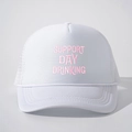 Klassieke witte trucker hat met roze SUPPORT DAY DRINKING borduursel en ademend mesh design - Wit