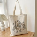 Esthetische beige canvas draagtas met blauwe bloemenprints op een houten tafel - Paarse Bloem / 34*40cm