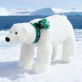 Peluche di orso polare bianco con sciarpa a quadri verdi in un ambiente innevato - 45x26cm / Sciarpa a Quadri Verdi