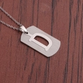 Gros plan sur un collier en acier argenté avec pendentif rectangulaire évidé lettre D - Lettre D