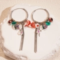 Dettaglio di orecchini boho con cristalli colorati e lunghe nappe in argento lucido - Colorato