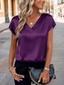 Detalle de una blusa de satén violeta oscuro con cuello en V y textura sedosa - Púrpura