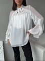 Elegante blusa de gasa blanca con lazo en el cuello y mangas con volantes a capas - S / Blanco