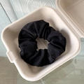 Coletero negro con puntos y textura jacquard en una caja de papel natural - Negro Lazo Grande