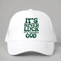 Weiße Trucker-Cap mit Netzeinsatz und grünem It's Never Luck Spruch auf grauem Grund - Weiß