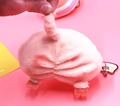 Detail der süßen Plüsch-Schweine-Geldbörse mit Reißverschluss und kleinem Anhänger - Schweinehintern-Stil