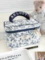Beauty case trapuntato con fiori blu, manico ricamato e design vintage in cotone - Borsa da Trucco in Porcellana Bianca e Blu