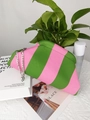 Borsa a nuvola in maglia a righe rosa e verdi con catena d'argento su un tavolo - Borsa a mano in maglia / Righe orizzontali rosa e verdi