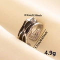 Detalle de anillo de acero inoxidable con esmalte negro y medidas de 0,9 cm y 1,7 cm - Estilo Plata Negro (J644-S-B)