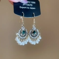 Dettaglio di orecchini vintage argentati con gemme verdi e nappe di perle bianche - Gancio per orecchio - Oro - Verde - Perla