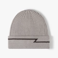 Bonnet en tricot côtelé gris clair avec motif zigzag marron pour l'hiver - Réglable / Khaki (24B005)