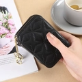 Mini sac à rouge à lèvres matelassé noir avec chaîne dorée dans une scène de style - Noir