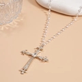 Dettaglio del ciondolo a croce in argento con giglio barocco e catena di perle bianche - Collana-Croce Argento