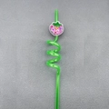 Dettaglio cannuccia a spirale verde con decoro a fragola riempito di paillettes - Fragola / Verde/Rosa