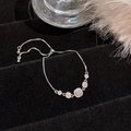 Elegantes Silberarmband mit eckigen und runden Zirkonia auf schwarzem Samt - S595 Silber